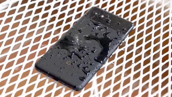 Điện thoại của bạn vô tình dính nước do nước mưa, nước rơi vào chi tiết cổng sạc.