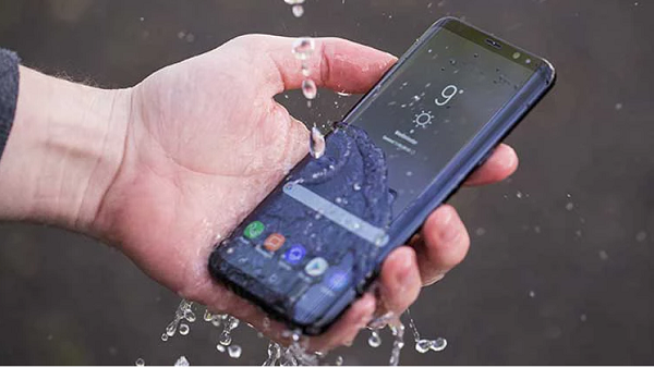 Điện thoại không may bị rơi vào nước, bị đổ nước vào